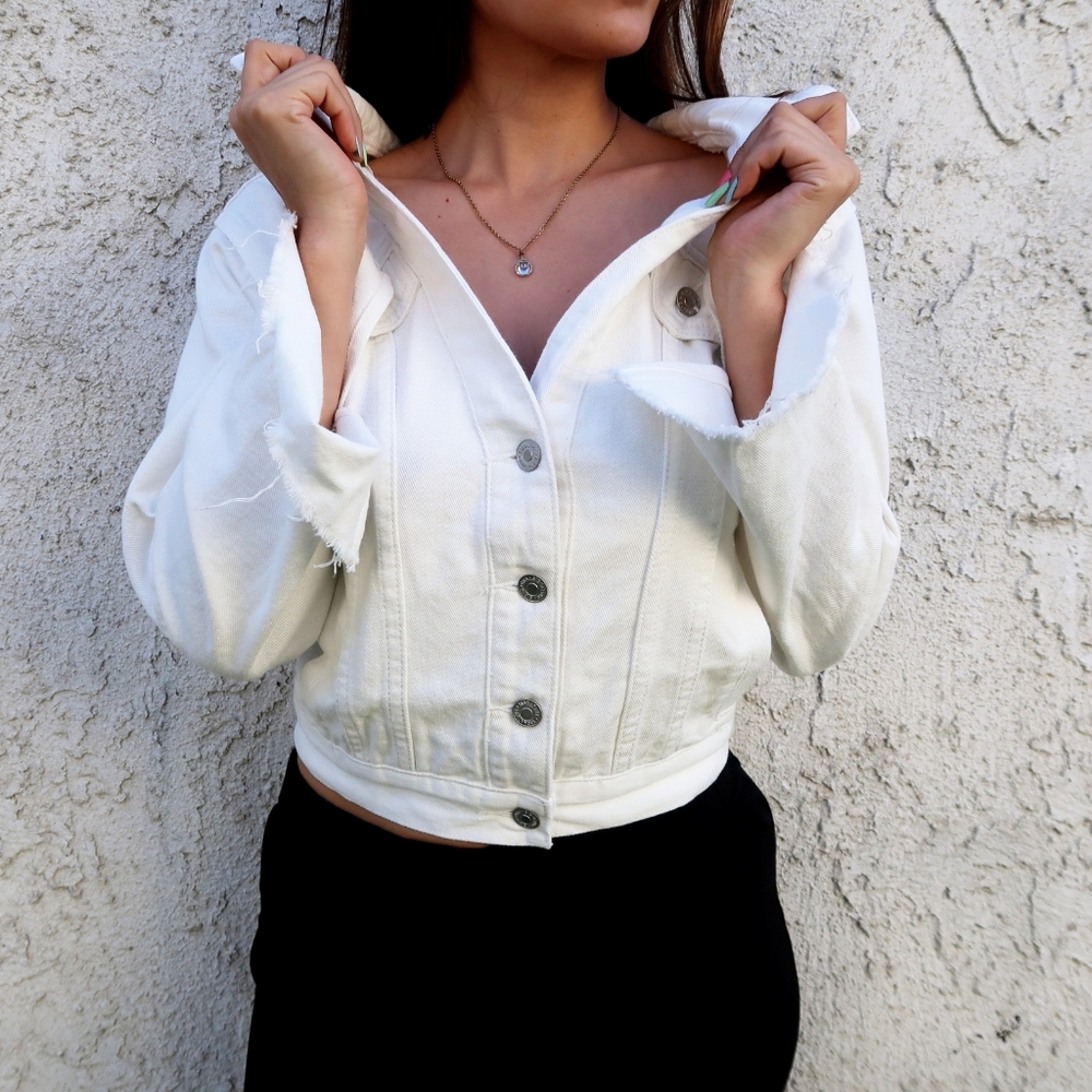 🚨NEW🚨 WHITE DENIM JACKET 🤍